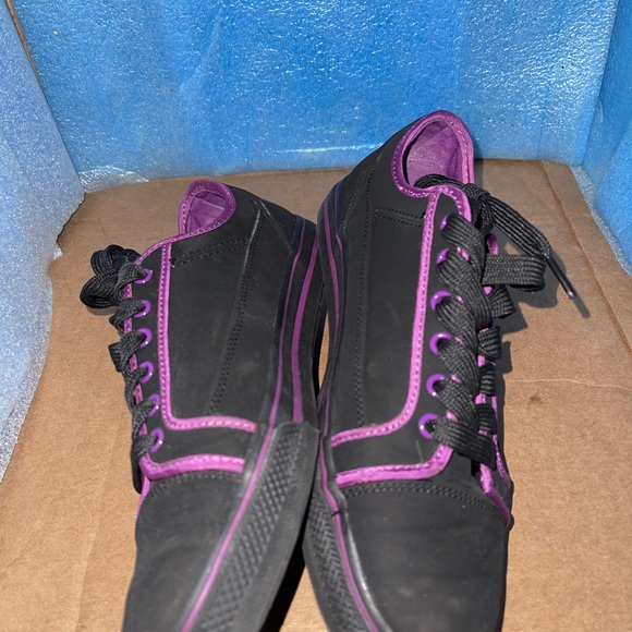 Sneakers - Picture 4 of 10